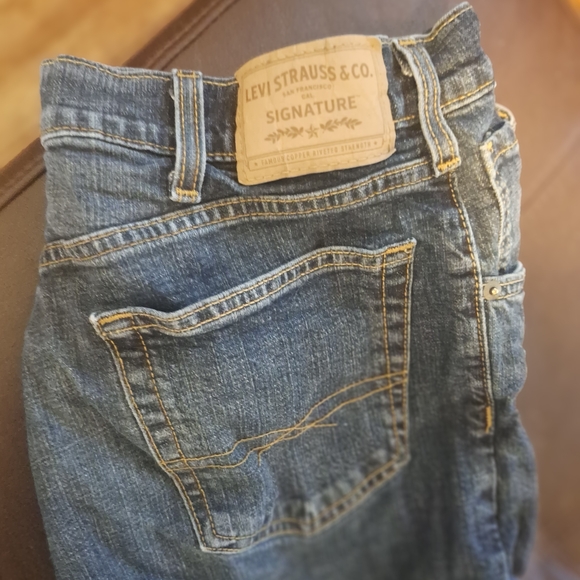 Levi's Men's Straight Leg Denim Jeans in Medium Blue Wash - Picture 2 of 3